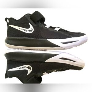 Nike Kyrie Flytrap 6 Low top, Black /White  color, size 2Y kids